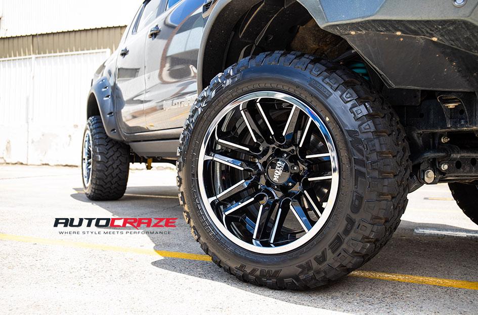 FORD RANGER MO202 GLOSS BLACK MACHINED CENTER WITH CHROME LIP
